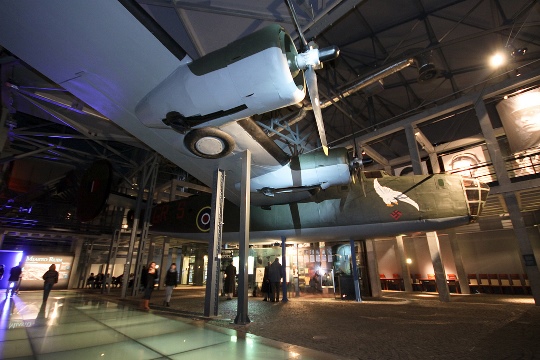 en una sala grande del Museo de la Insurrección se expone el auténtico avión de la II Guerra Mundial